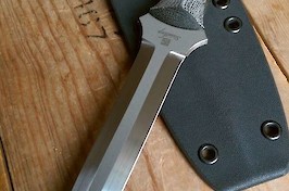 Fang dagger, ready for duty in RWL34 and black canvas micarta